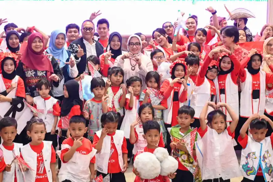 Menteri PPPA Arifah Fauzi bersama anak-anak Indonesia (foto: Dik KemenPPPA)